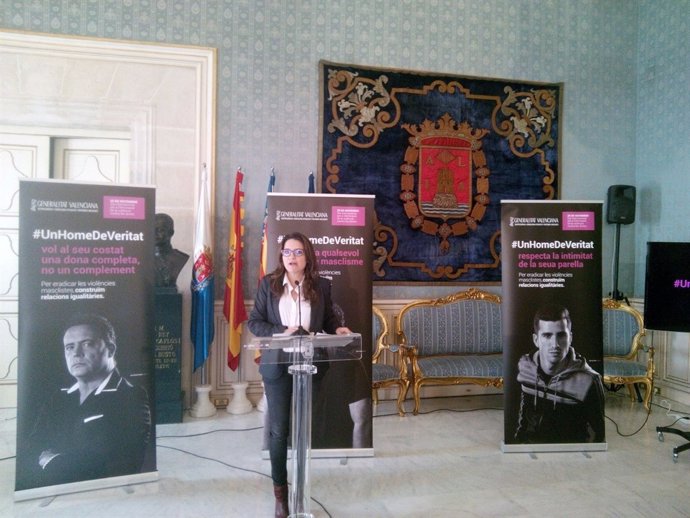 Mónica Oltra, en el Salón Azul prensentando la campaña contra el 25N