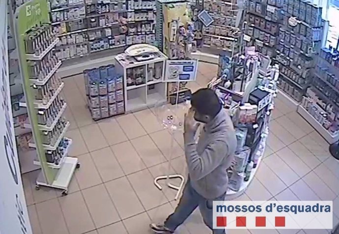 Ladrón reincidente atracando un comercio de Sabadell