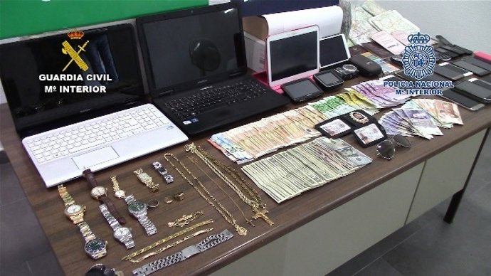 Material y dinero incautado al clan familiar