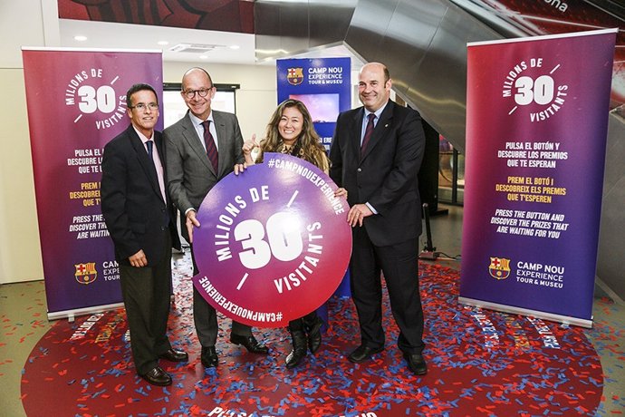 Entrega de recuerdo al visitante 30 millón del Museo del FC Barcelona