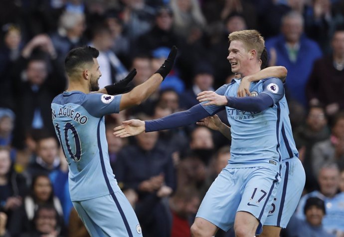 Kevin de Bruyne y Kun Agüero celebran un gol con el Manchester City