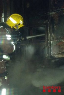Los Bomberos trabajan en el incendio en una fábrica de El Prat