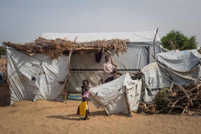 Una niña y su hermana en un campo de refugiados en el lago Chad.