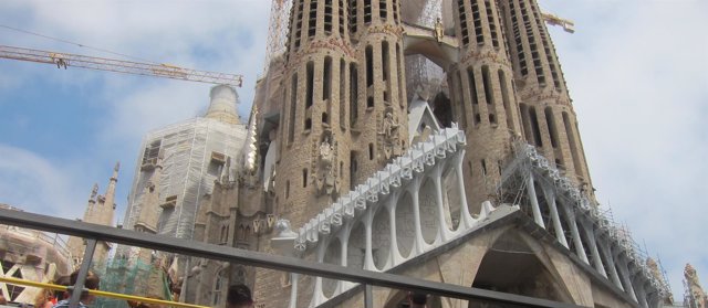 Bus turístico ante la Sagrada Família de Barcelona