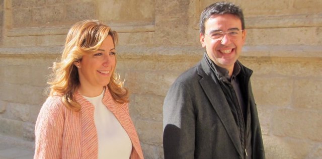 Susana Díaz llega al Pleno del Parlamento con Mario Jiménez