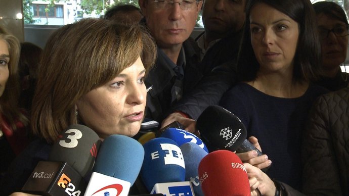 Isabel Bonig atiende a los medios