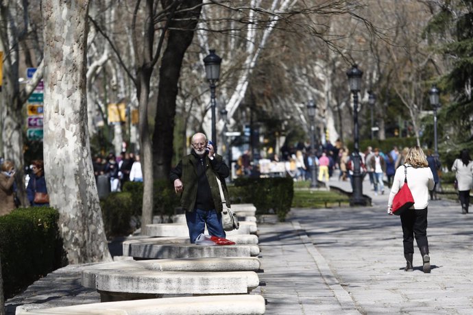 Paseo del Prado, gente paseando, pasear, caminar, caminando, hablando