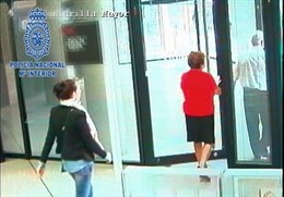 Imagen de una ladrona persiguiendo a su víctima