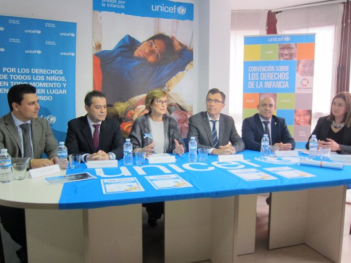 Marzal junto a los alcaldes de los municipios reconocidos por Unicef