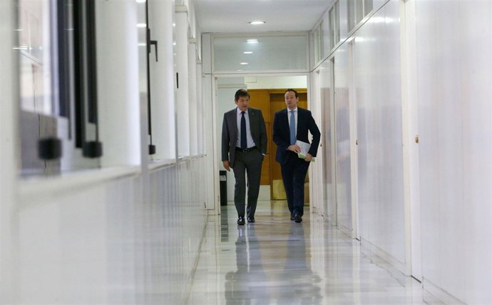 Javier Fernández y Guillermo Martínez en los pasillos de Presidencia