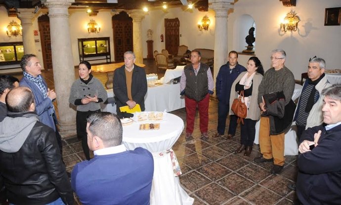 Pozuelo (izda.), durante el encuentro entre apicultores y hosteleros