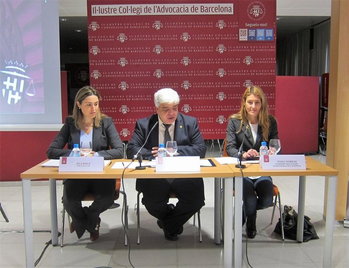 El decano del Icab O.Rusca y las diputadas del colegio E.Pous y S.Torres