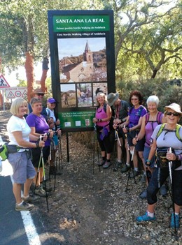 Turistas practican Nordic Walking