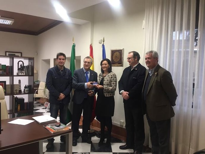 Crespín recibe el carné de socia de honor de 'Arcángel Azul'