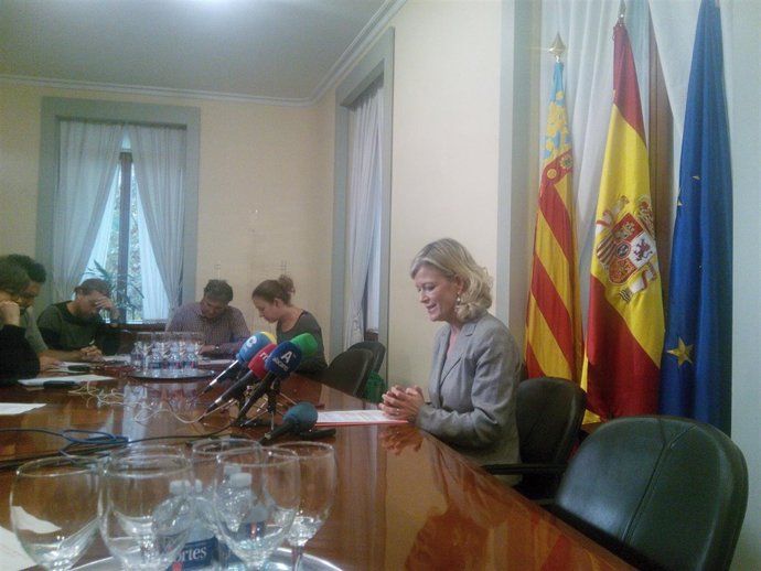 Gabriela Bravo en atención a los medios este miércoles en Alicante