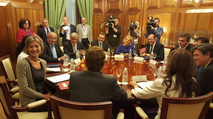 La ministra de Agricultura con el presidente del Gobierno regional