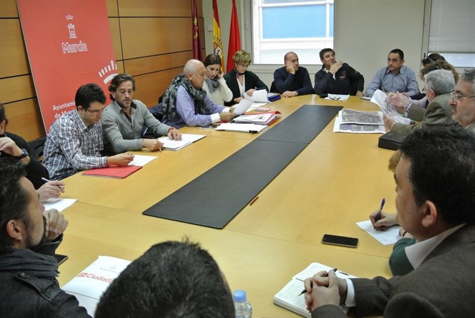 Colectivos vecinales conocen el progreso de las obras previas a la llegada AVE