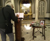 Flores y fotografías de la exalcaldesa para recordarla ante el Ayuntamiento de Valencia y su casa