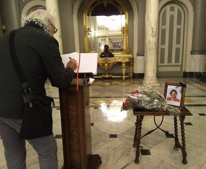 Libro de condolencias en memoria de Barberá en el Ayuntamiento de Valencia 