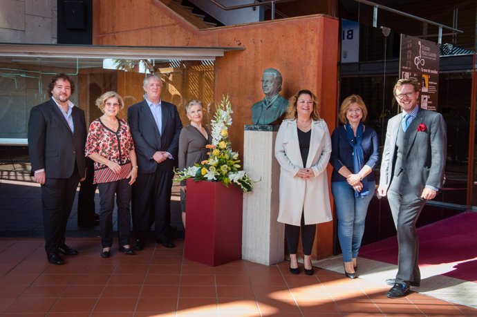 Asistentes a la ofrenda floral