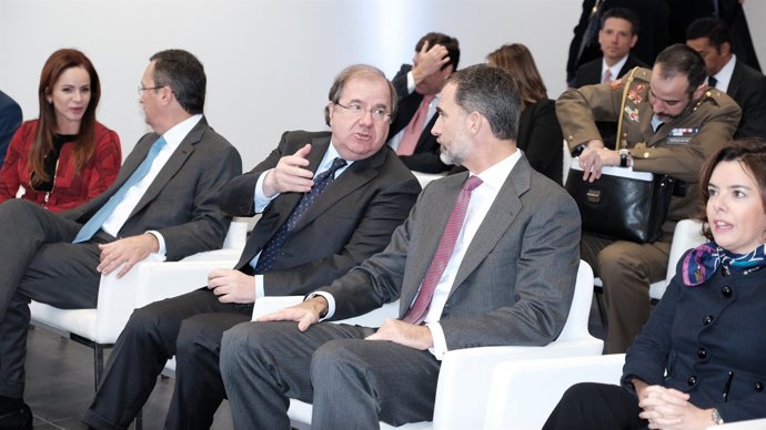 El presidente de la Junta, Juan Vicente Herrera, conversa con el Rey Felipe VI