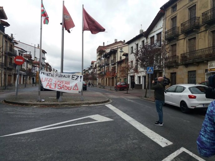 Cartel en Alsasua: "Montaje policial no. Dejadnos en paz"