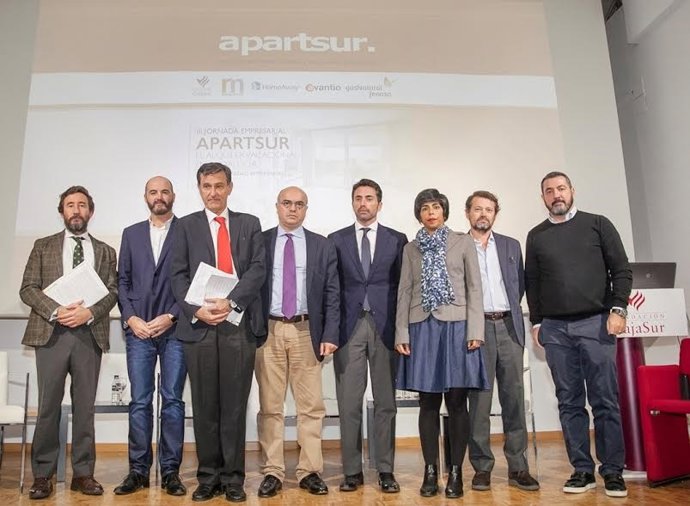 Miembros de la Junta Directiva de Apartsur con algunos ponentes