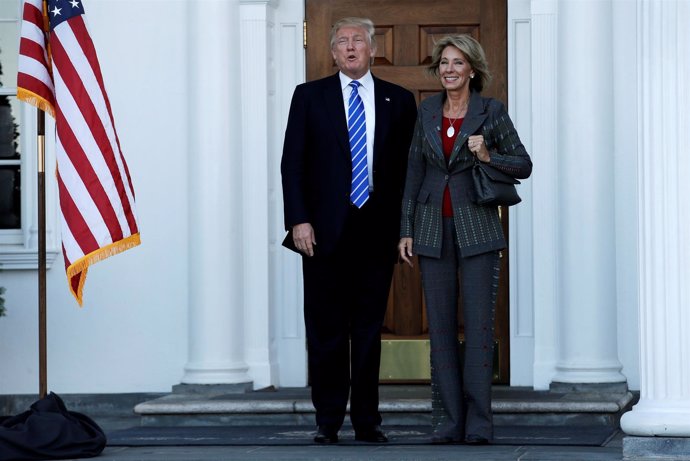 Trump junto a la futura secretaria de Educación, Betsy DeVos