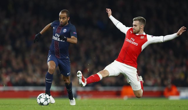 Lucas Moura ante Aaron Ramsey en Champions