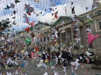 Miles de aves de papel 'vuelan' en el Congreso para defender la conservación de Doñana