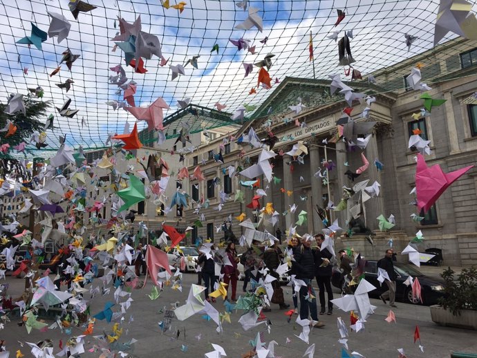 Aves de Origami ante el Congreso