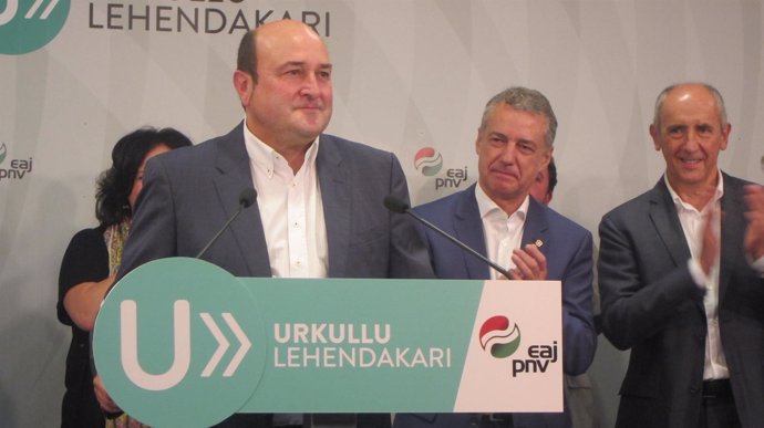 Andoni Ortuzar e Iñigo Urkullu tras la victoria electoral