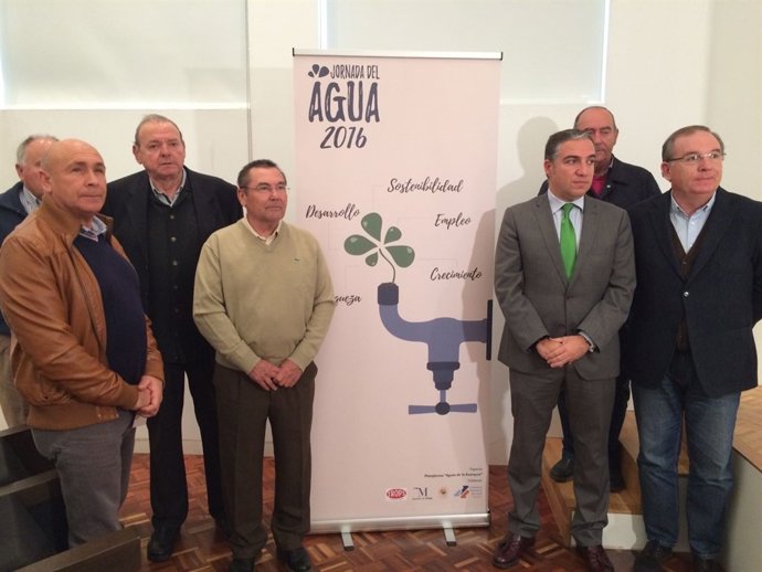 Elías Bendodo presidente Diputación presenta jornada del agua axarquía 