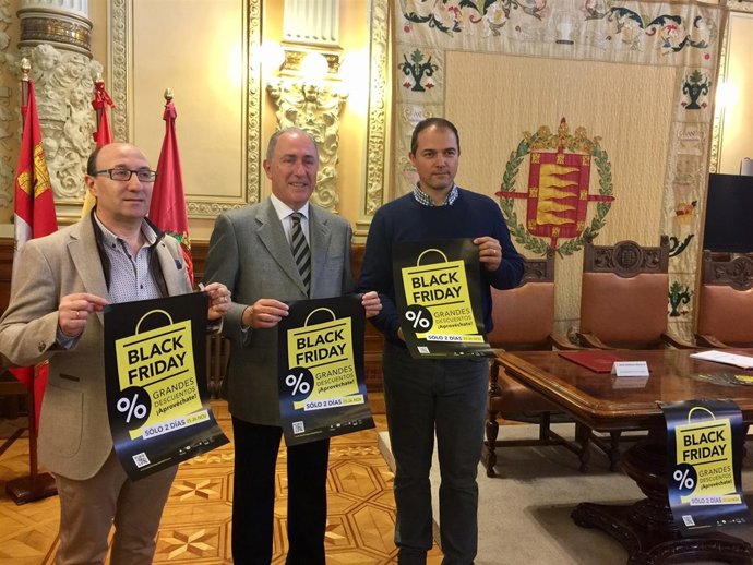 Gato (C) con los responsables de Avadeco y Fecosva