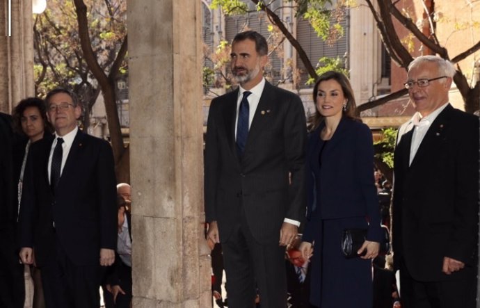 Los Reyes, en el centro, junto a Ximo Puig y Joan Ribó
