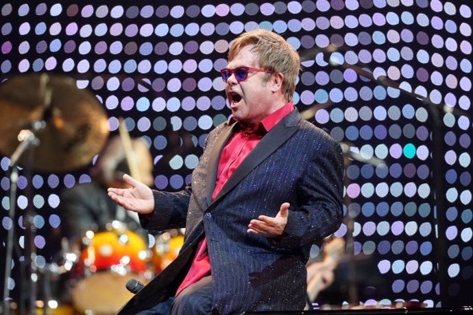 Elton Jhon aplaza su gira europea hasta septiembre