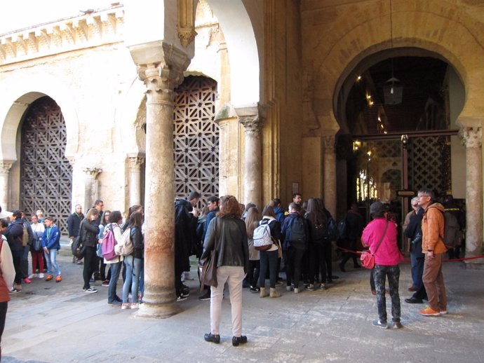 Un grupo de turistas ante la puerta de acceso a la Mezquita de Córdoba