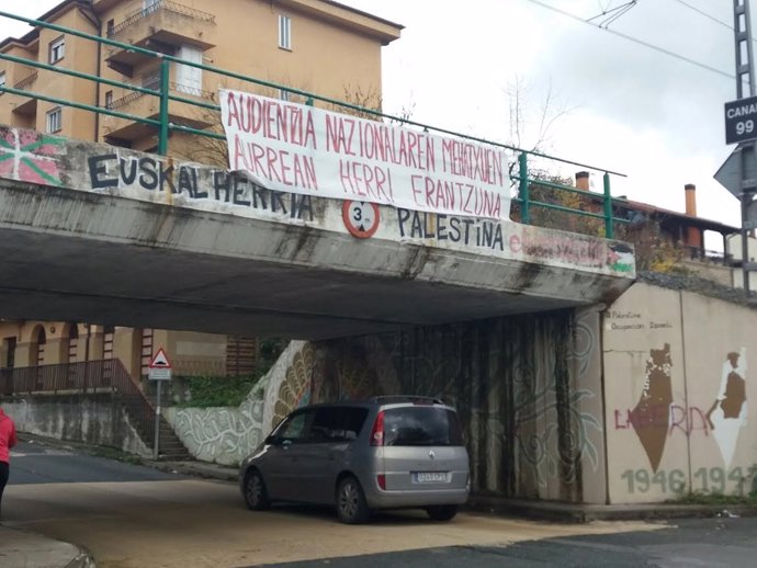 Cartel en Alsasua: "Respuesta del pueblo a amenazas de la Audiencia Nacional"