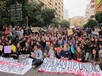 Cientos de estudiantes se concentran en Badajoz contra la LOMCE