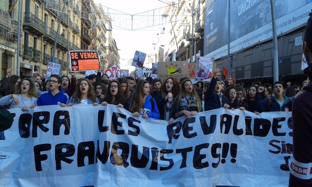 Estudiantes de Secundaria se manifiestan en Barcelona contra las 'reválidas'
