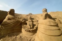 Unos seis escultores modelan el Belén de Arena de Las Palmas de Gran Canaria