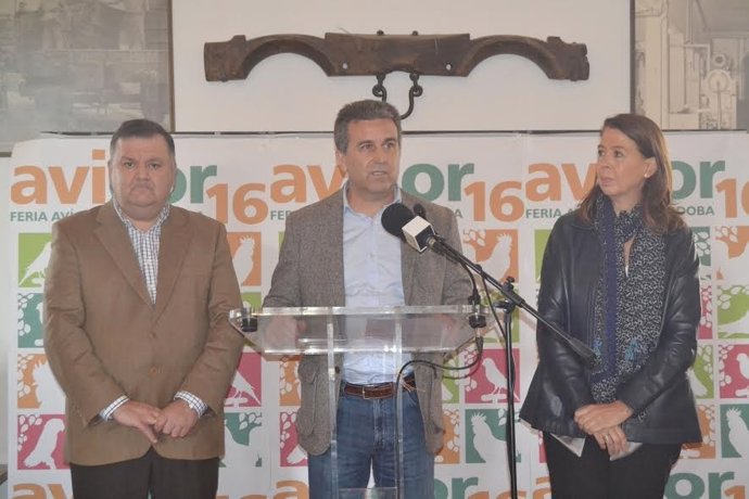 Sánchez, entre Zurera y Moyano, durante la inaugración de Avicor