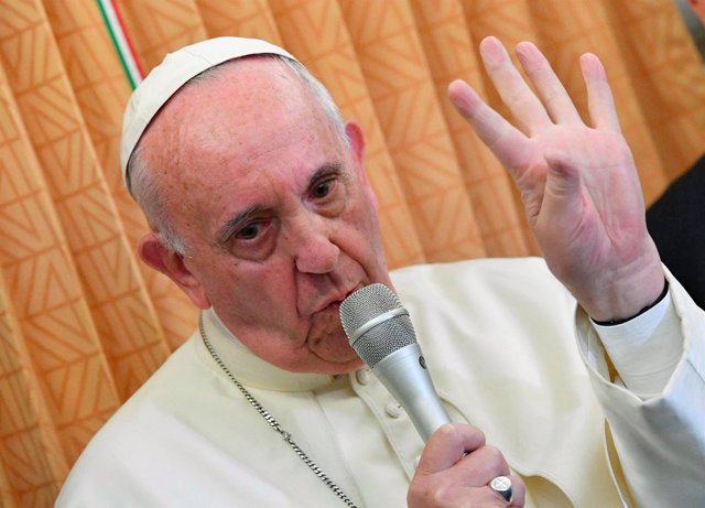 El Papa Francisco atiende a los periodistas en el avión 