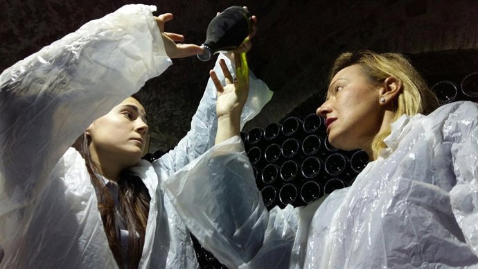 Gastón en un bodega de cava de Ainzón