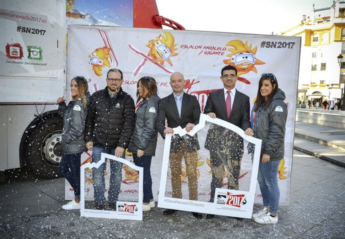 Nota Y Fotos De Cultura: El Delegado De Cultura Visita El Bus Interactivo Que Pr