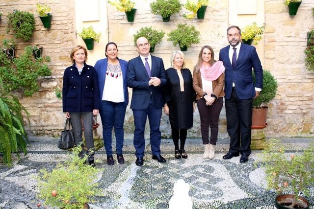 Representantes institucionales durante la presentación del concurso