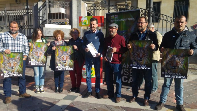 Integrantes de IU en la campaña Salvemos Doñana