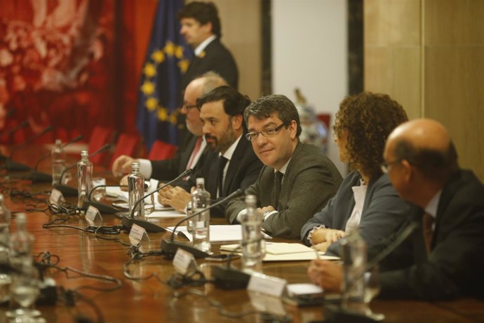 Álvaro Nadal preside la reunión por la pobreza energética