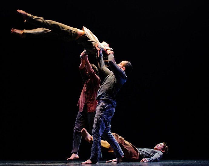 Un momento de  'A place to bury strangers' de Roberto Olivan & Enclave Arts