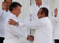 Santos y 'Timochenko' firman el nuevo acuerdo de paz para Colombia